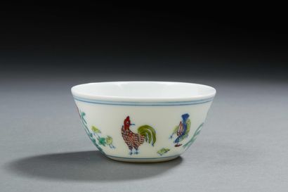 null CHINE - Petit bol circulaire en porcelaine décorée en émaux ducaï, de coqs,...