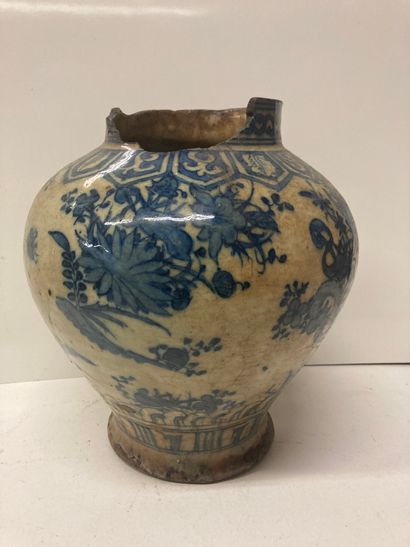 null CHINA


White and blue porcelain vase.


H. 25 cm


The neck is missing.