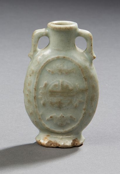 null CHINA - Small two-handled porcelain vase forming a snuffbox with a grey-green...