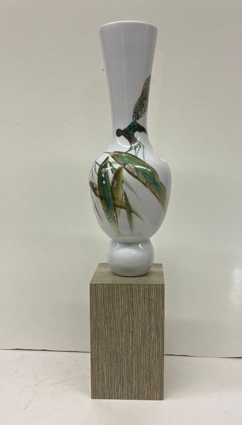 null CHINE


Vase à long col en porcelaine blanche à décor d'une sauterelle. Monté...
