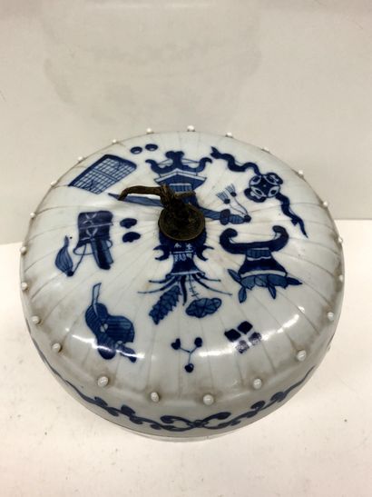 null CHINA 


Porcelain covered pot decorated in blue with objects of scholars





H.:21...