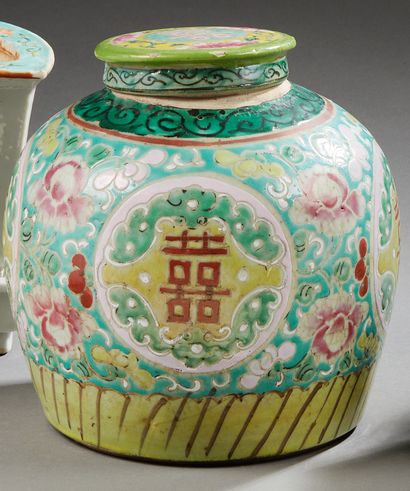 null CHINE


Pot à gingembre couvert en porcelaine de forme ovoïde décoré en émaux...
