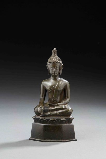 null TAILANDE - Small bronze figurine with brown patina representing a Buddha sitting...