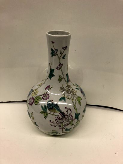 null CHINE


Vase bouteille en porcelaine à long col étroit à fond blanc décoré en...