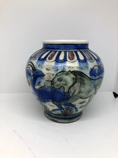 null Vase en porcelaine à décor polychrome d'animaux.


H. : 17 cm