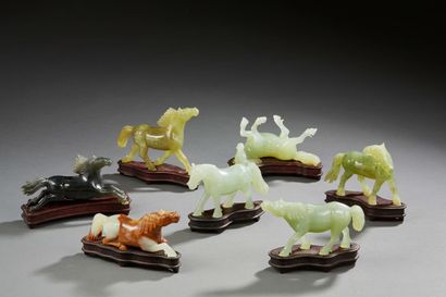 null CHINE - Ensemble de sept chevaux en pierre sculptée verte dans l'esprit du jade...