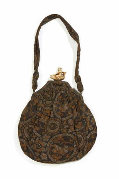 null CHINA - Embroidered silk purse. The clasp in carved bone with a frog and a fish.


1930/1940.


Size...