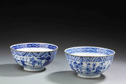 null VIETNAM – Deux bols circulaires en porcelaine décorés en bleu sous couverte...