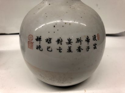 null CHINE


Ensemble en porcelaine comprenant un vase bouteille (percé au dessous),...