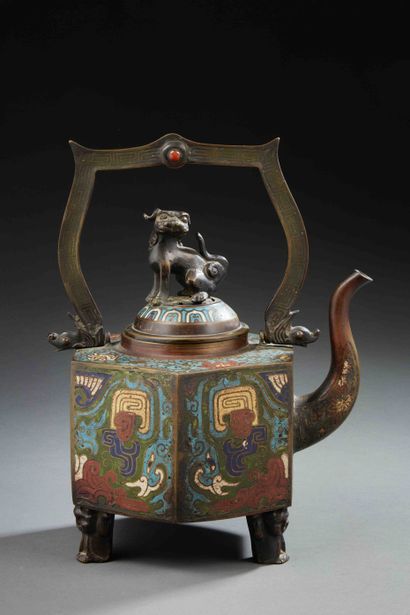null JAPAN


Teapot in cloisonné bronze. The lid surmounted by a lion. 


Around...