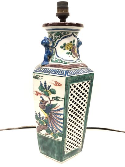 null CHINE


Vase en porcelaine à décor ajouré de paysages lacustre sur un fond vert.


Monté...