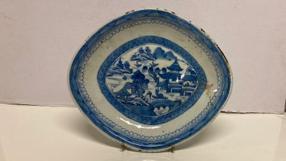 null CHINE - Plat en porcelaine de forme oblongue décorée en bleu sous couverte de...