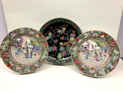 null CHINA


Set of three polychrome porcelain plates.


Size: 27 cm and 31 cm