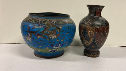 null JAPON - Vase et coupe en métal cloisonné à décor polychrome naturaliste divers.


Fin...