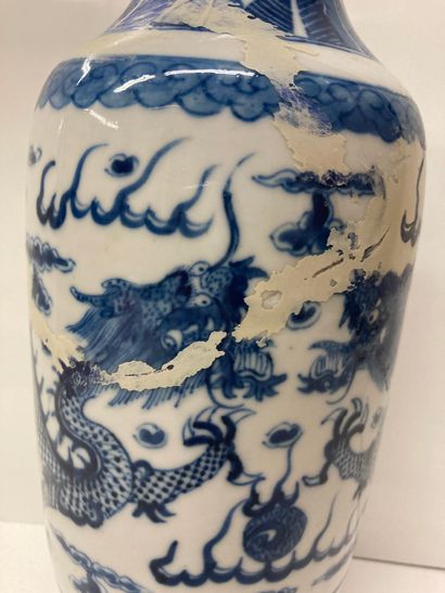 null CHINE


Vase en porcelaine de la famille bleu à décor de dragons.


Marque au...