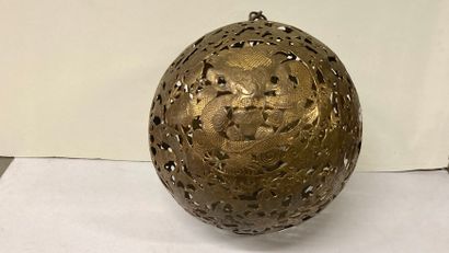 null CHINE - Sphère ajourée suspendue en laiton doré à motifs de dragons encadrés...