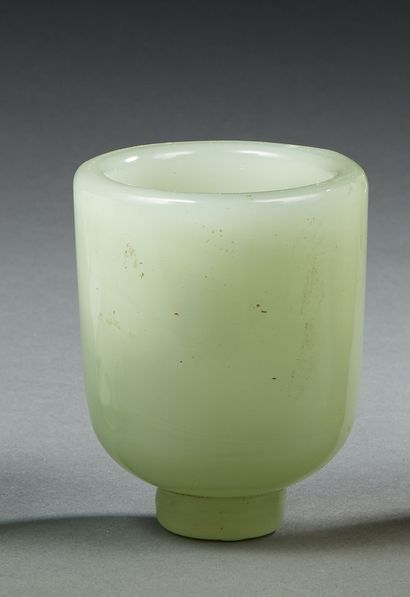 null CHINE


Petit vase sur pied en verre vert


Ht. : 7cm