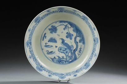 null CHINE - Grande coupe circulaire en porcelaine décorée en bleu sous couverte...