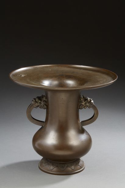 null JAPON


Grand vase en bronze à large col applati. Les anses à attaches figurant...