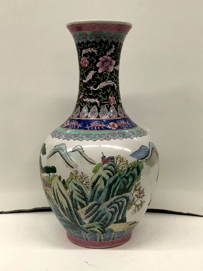 null CHINE


Important vase en porcelaine à décor de paysages montagneux.


H.: 42...