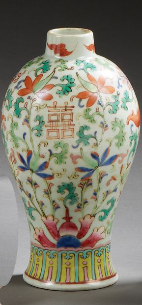 null CHINE 


Vase en porcelaine de forme balustre décoré en emaux de chauves souris,...