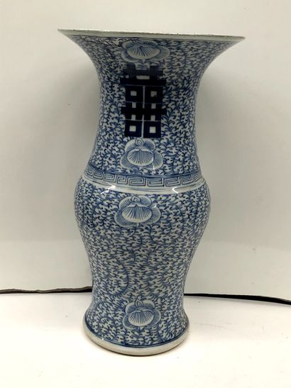 null CHINA


A large porcelain vase with blue and white underglaze decoration of...