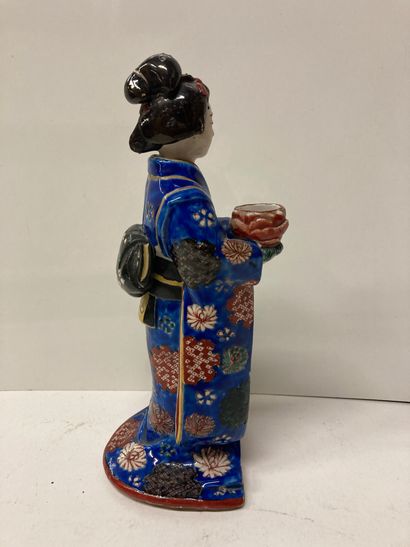 null JAPON


Statuette en porcelaine émaillée représentant une Geisha portant dans...