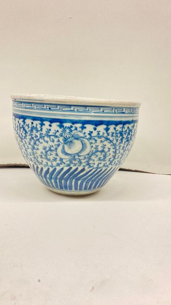 null CHINA


White porcelain pot cover with blue underglaze decoration of flowers...