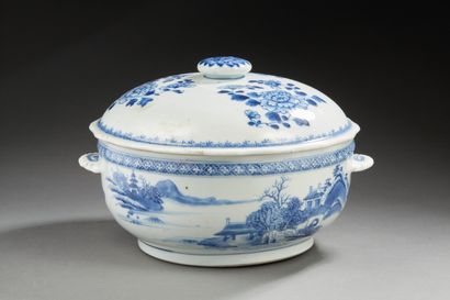 null CHINA


Circular covered porcelain tureen decorated in blue underglaze with...
