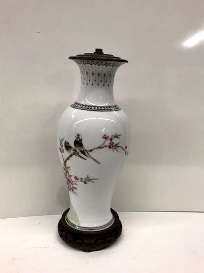 null CHINA


Porcelain baluster vase with birds, mounted as a lamp.





H.: 28 cm...