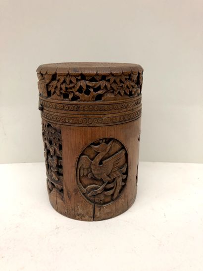 null Carved bamboo box 


Around 1900





Height: 16 cm