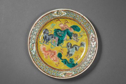 null CHINE - XIXe siècle


Assiette en porcelaine émaillée à motifs de quilins. 


Diam....