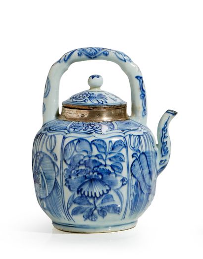 null CHINA


Porcelain teapot with blue foliage design. Later silver frame (Holland...
