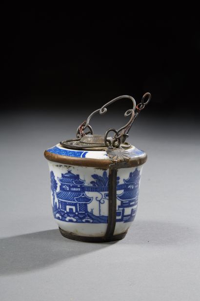 null CHINE


Petit pot couvert à opium en porcelaine blanc bleu à décor de pagodes.


Ht....