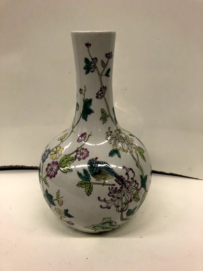 null CHINA


Porcelain bottle vase with long narrow neck and white background decorated...