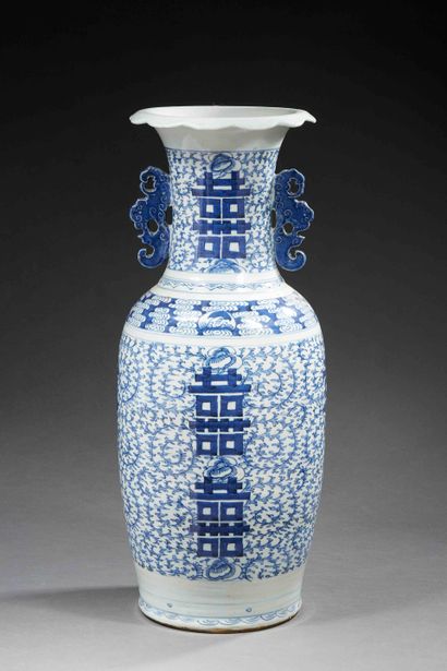 null CHINE - Vers 1900


Grand vase balustre en porcelaine à décor en bleu sous couverte...