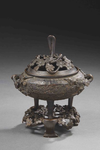 null JAPON - Vers 1900


Brûle-parfum tripode en bronze à patine brune à décor de...
