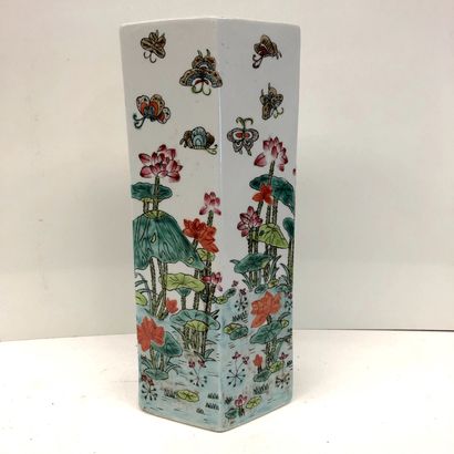 null CHINE


Vase en porcelaine a pans coupé a motifs de fleurs et papillons





Marqué...