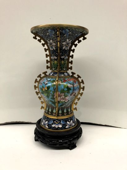 null Vase with a wide neck in cloisonné enamel. 


20th century


H.: 26 cm (without...