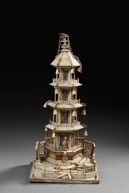 null CHINE, Canton - XXe siècle





Groupe en os, pagode à quatre étages, les rebords...