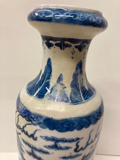 null CHINE


Vase en porcelaine de la famille bleu à décor de dragons.


Marque au...