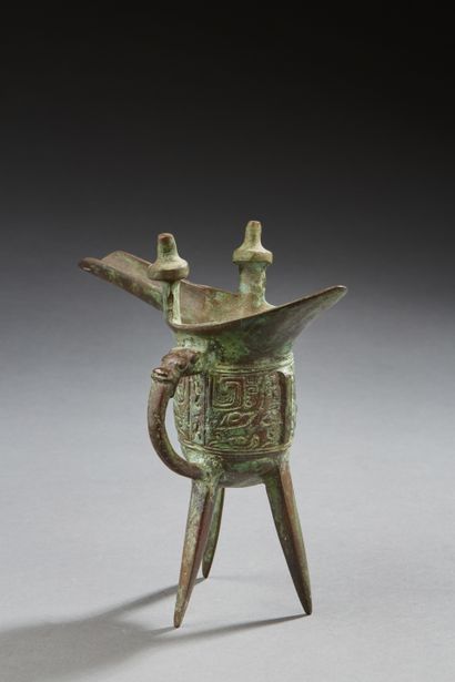 null CHINA


A bronze tripod bowl. The body with characters. 


Archaic style.


H....