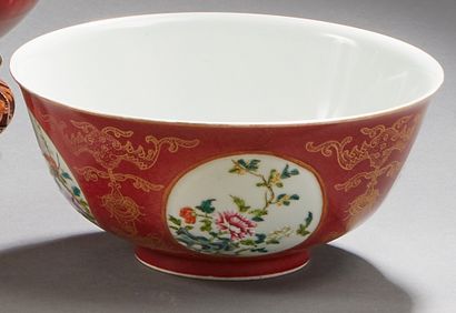 null CHINA 


Circular porcelain bowl decorated on the outside with flowers of flowering...