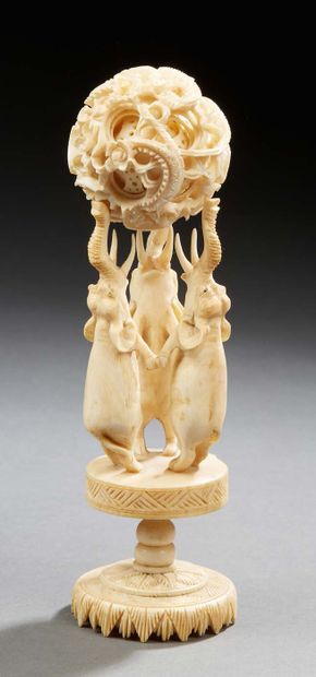 CHINE Canton ivory ball supported by three elephants.
Around 1920-30.
H.: 20 cm
Gross...