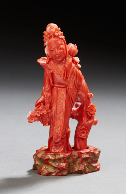 CHINE Figurine en corail rouge sculpté représentant la déesse Guanyin
H.: 9,5 cm...