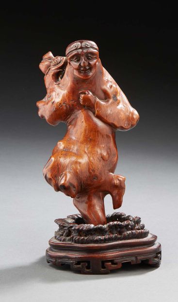 JAPON Racine sculpté et poli figurant un personnage sur un socle en bois sculpté...