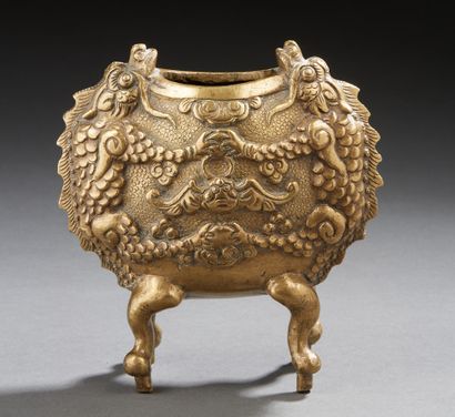 CHINE Vase reposant sur quatre pieds en bronze figurants deux chimères encadrants...