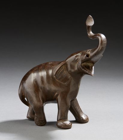 JAPON Two figurines representing two elephants in bronze with brown patina, the trunk...