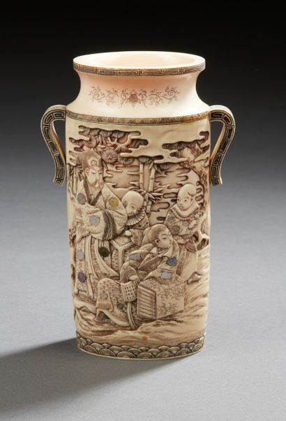 JAPON Vase cylindrique à deux anses ajourées en ivoire sculpté décoré de personnages...