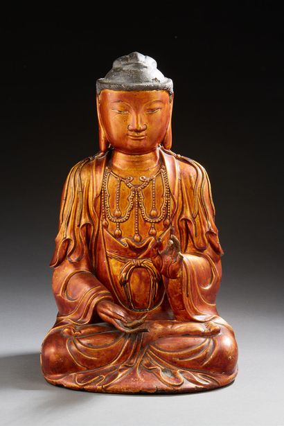 JAPON Bodhisattva en bois laqué rouge et or. Il est assis en position du lotus
Fin...